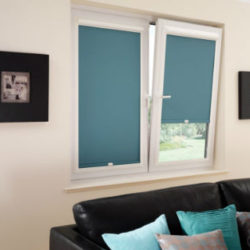 Woonkamer met raamdecoratie